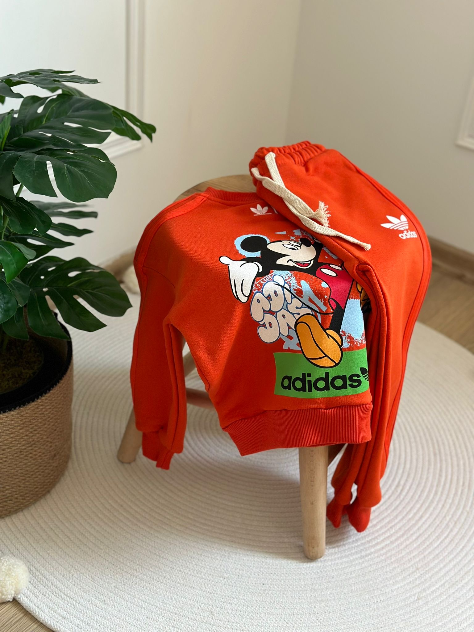 Turuncu Üzeri Renkli Sporcu Mickey Sırt Baskılı Eşofman Takımı